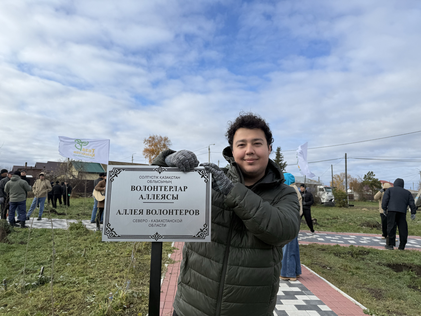 Серебряные волонтеры помогли высадить деревья на новой аллее в Петропавловске