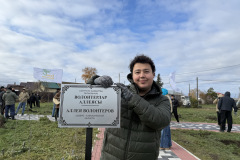Серебряные волонтеры помогли высадить деревья на новой аллее в Петропавловске