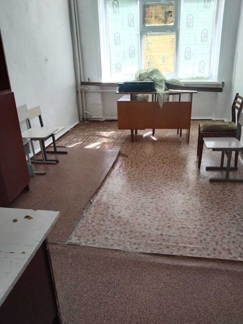 Дырявый линолеум и стены, мебель прошлого века и холод: жители села в СКО рассказали о состоянии школы