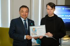 Летчик-космонавт Айдын Аимбетов посадил именную ель в Петропавловске