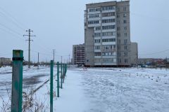 Аварийную детскую площадку заканчивают ремонтировать в Петропавловске