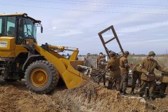 Военнослужащие их Ушарала убирали мусор в затопленном микрорайоне Петропавловска