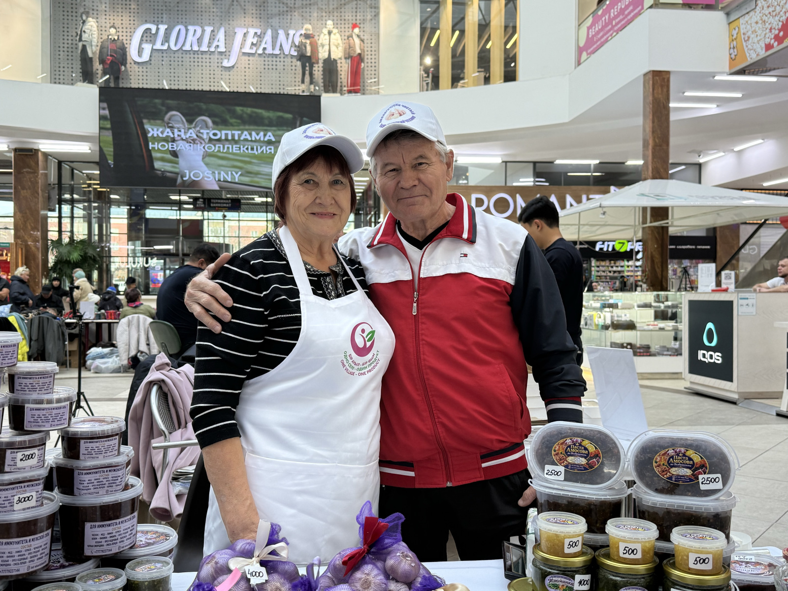 Продукцией из чеснока и популярными трайфлами удивили североказахстанские производители на ярмарке в Петропавловске