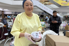 Продукцией из чеснока и популярными трайфлами удивили североказахстанские производители на ярмарке в Петропавловске
