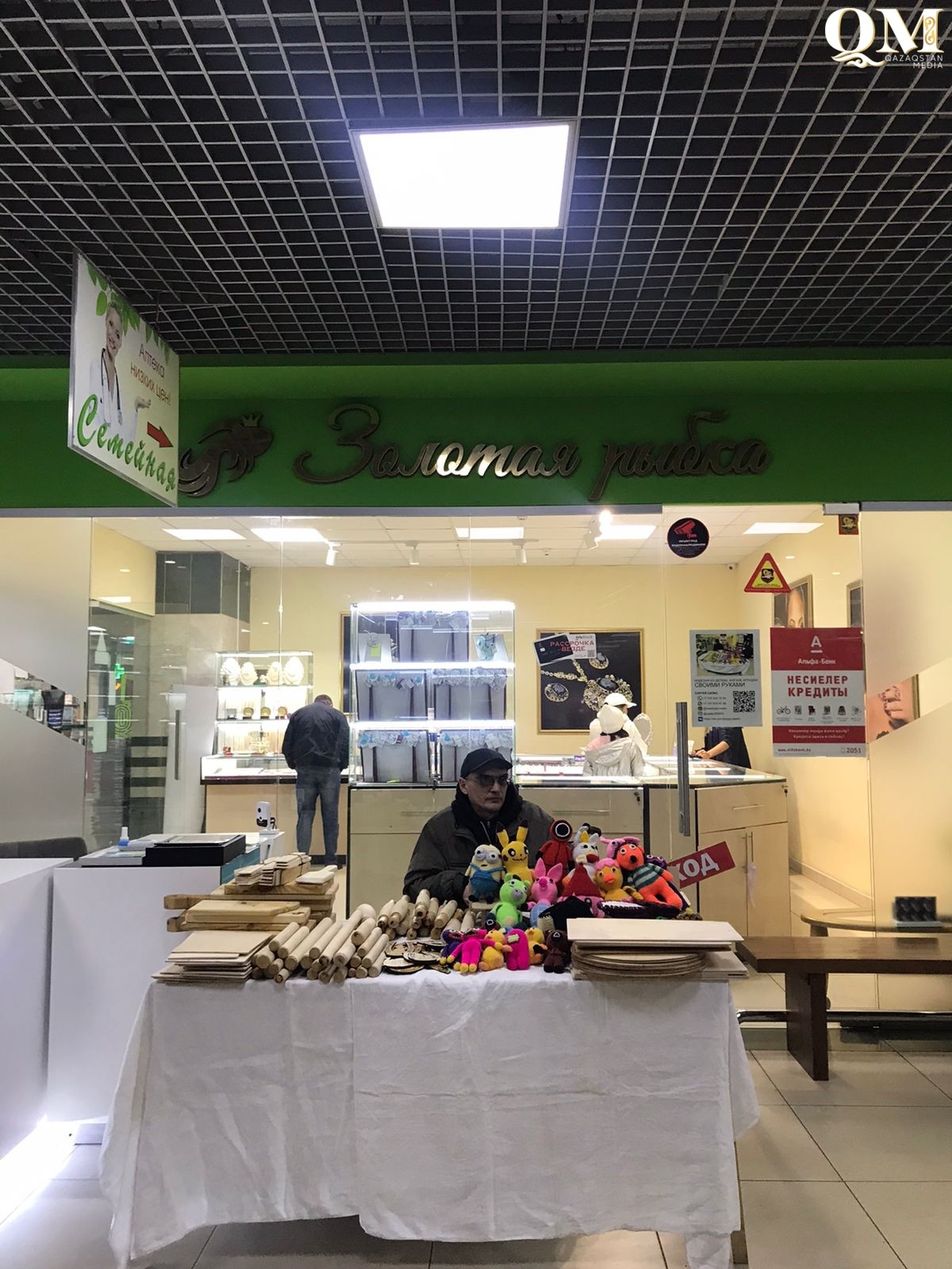 ағаш бұйымдарын жасайды