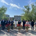 Цветы возложили к памятнику Магжана Жумабаева в Петропавловске