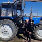 26 жыл трактор тізгіндеген әже