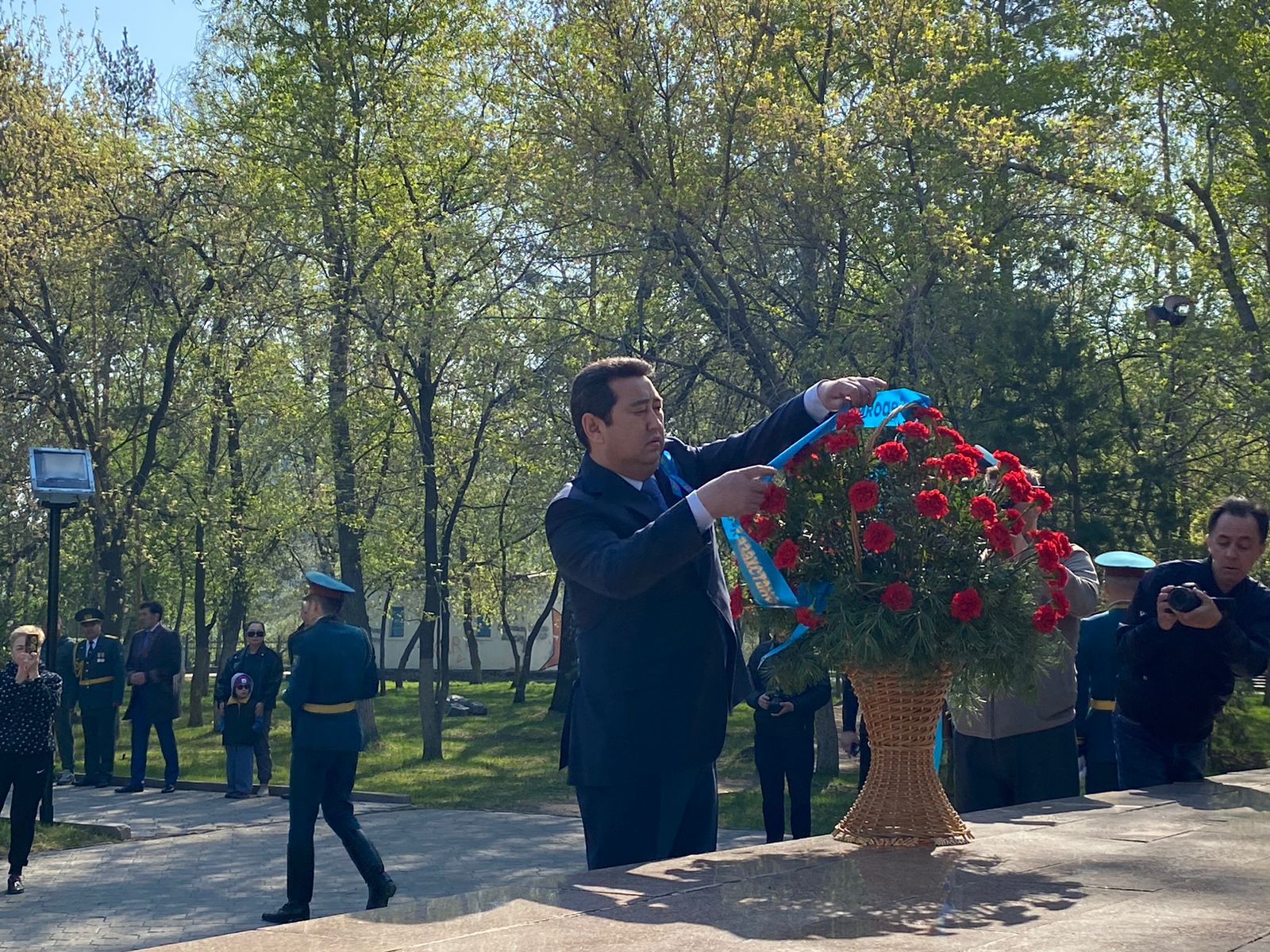 Петропавловцы возложили цветы к обелиску Славы