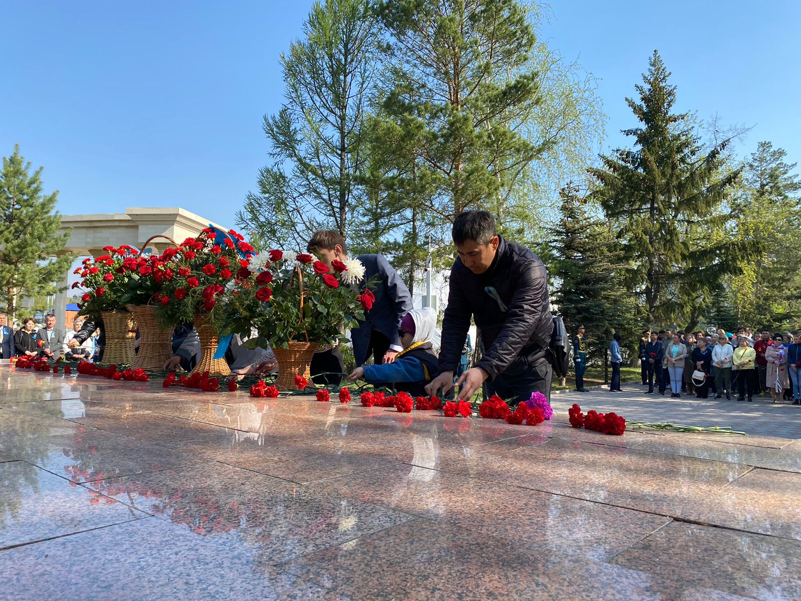 Петропавловцы возложили цветы к обелиску Славы