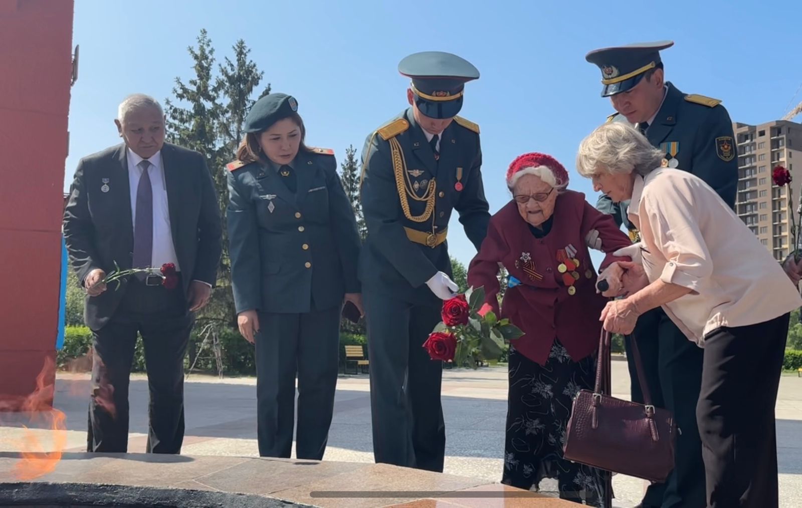 Цветы к Вечному огню возложила 101-летняя ветеран ВОВ в Петропавловске