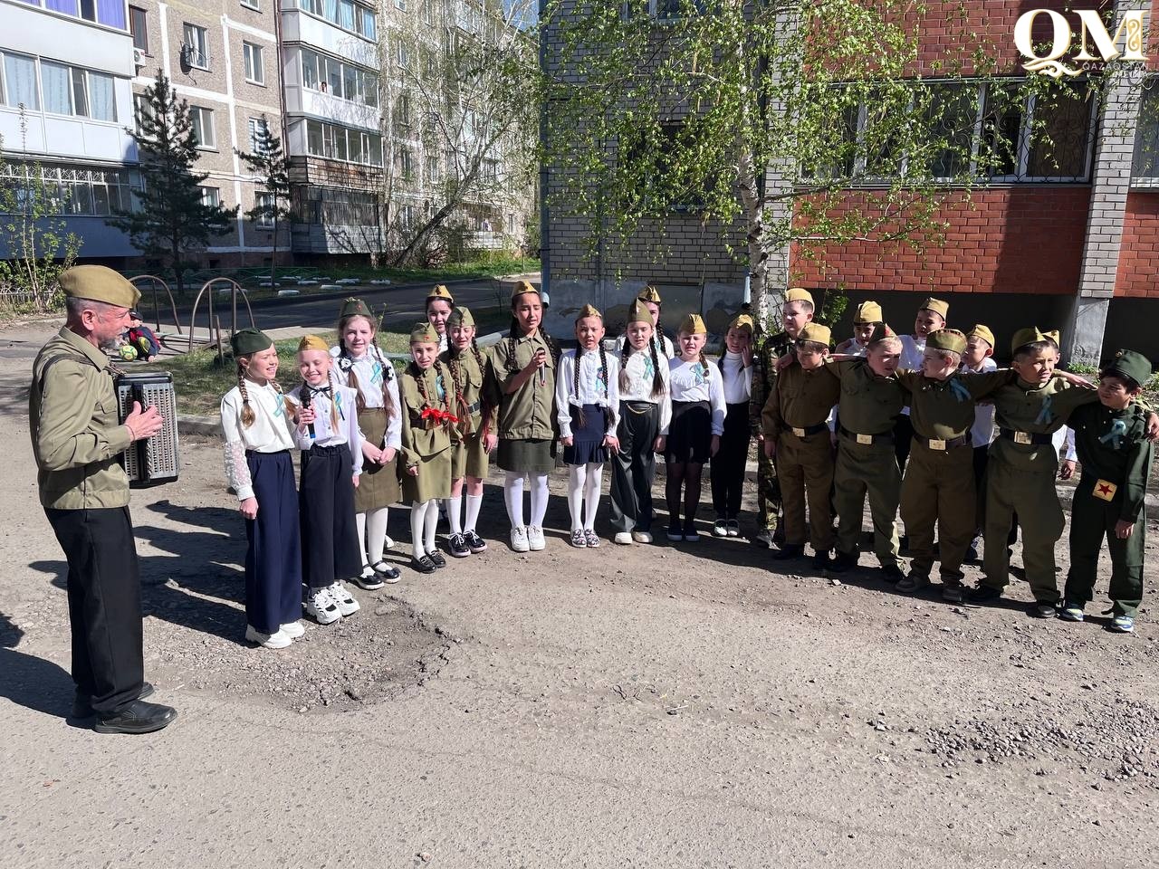 Концерт во дворе для ветерана ВОВ