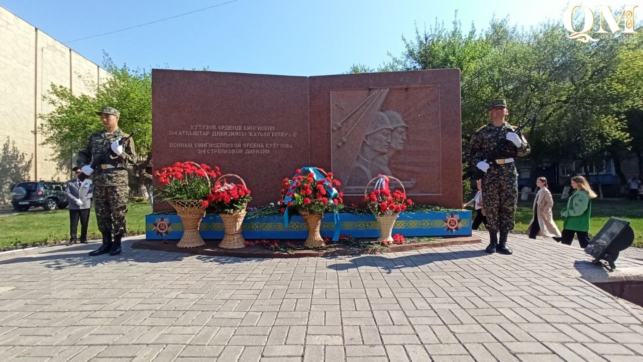 Цветы и венки к памятнику воинам 314 стрелковой дивизии возложили в Петропавловске