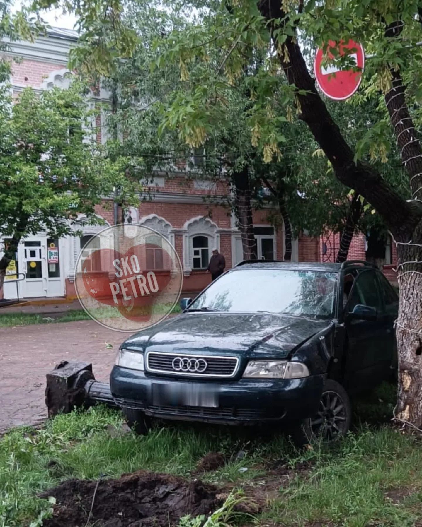 Пьяный и без прав: 20-лений житель Петропавловска въехал в столб на пешеходной улице
