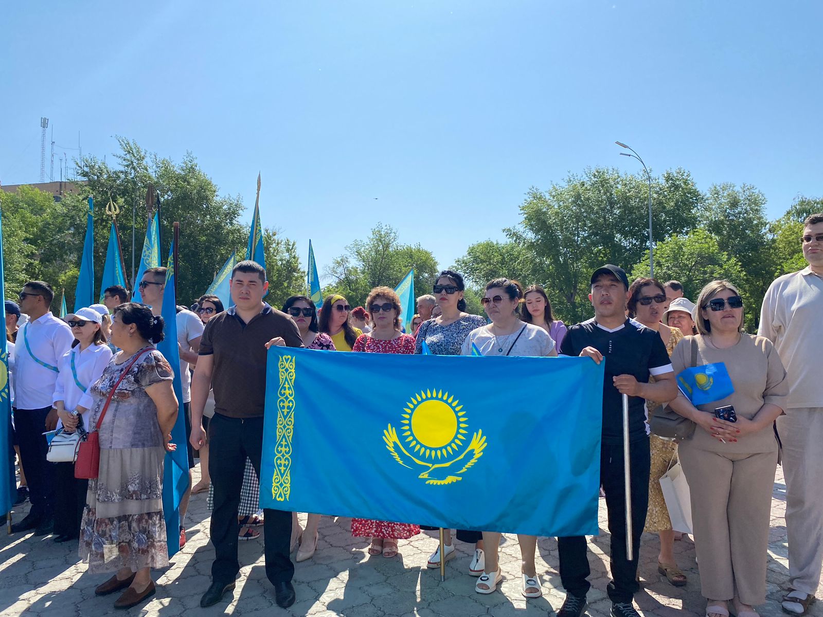 Государственный флаг под исполнение гимна подняли в Петропавловске