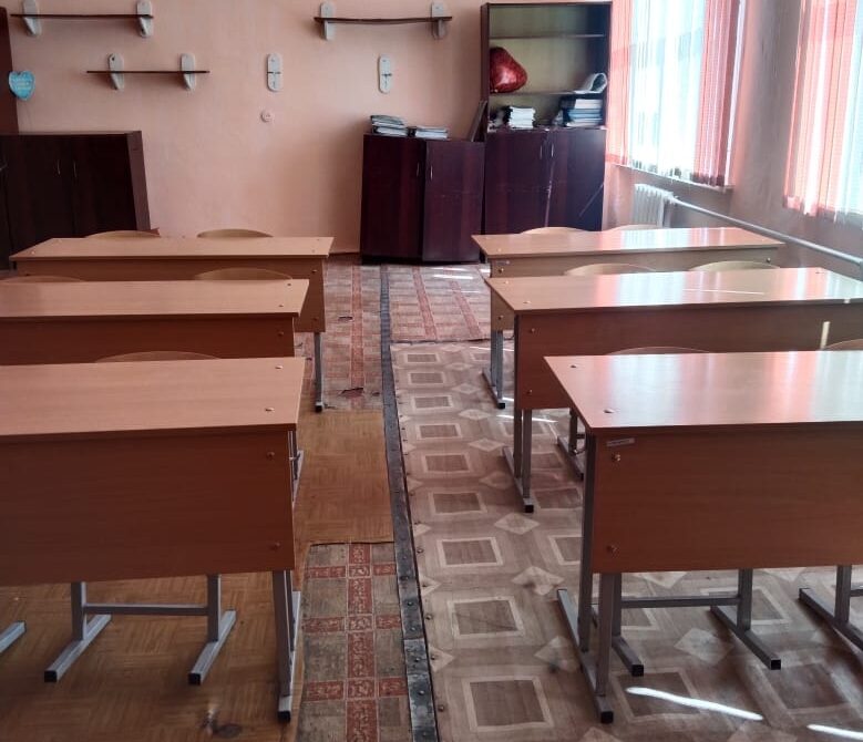 Дырявый линолеум и стены, мебель прошлого века и холод: жители села в СКО рассказали о состоянии школы
