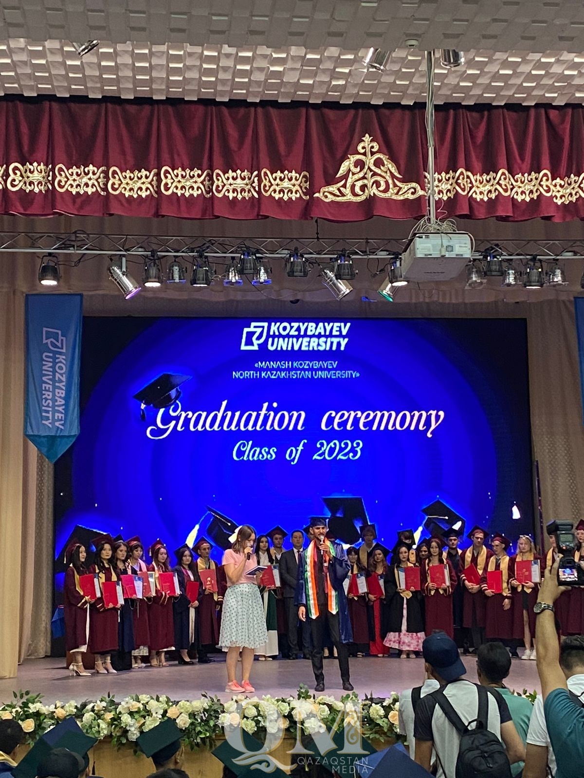 Үндістандықтардың алғашқы легі қолдарына дипломдарын алды.