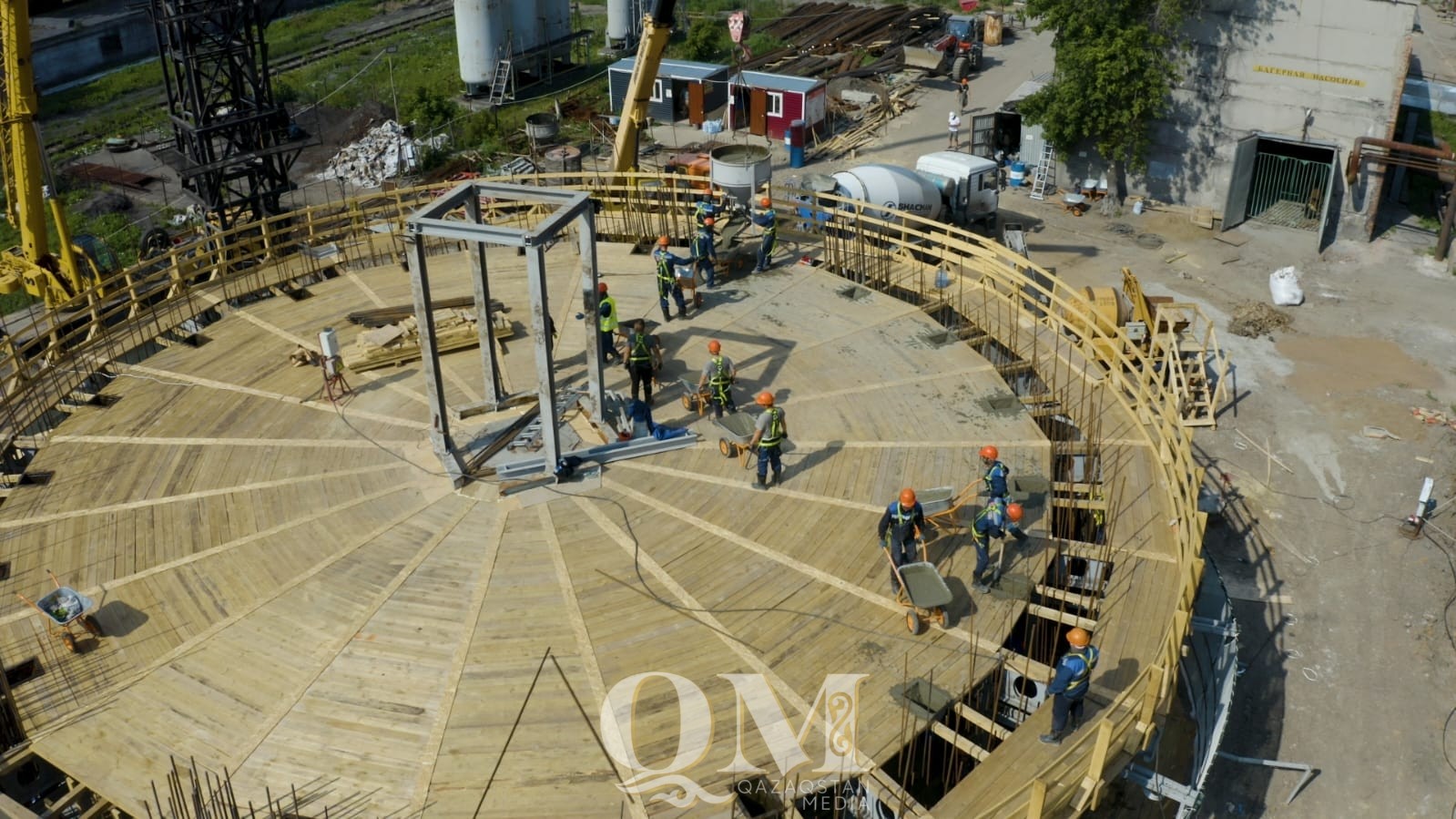 Дымовая труба на ТЭЦ-2 в Петропавловске набирает высоту