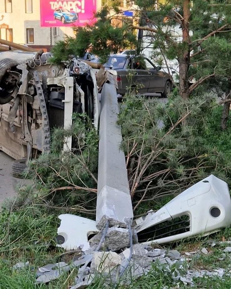 Машина врезалась в столб в Петропавловске 