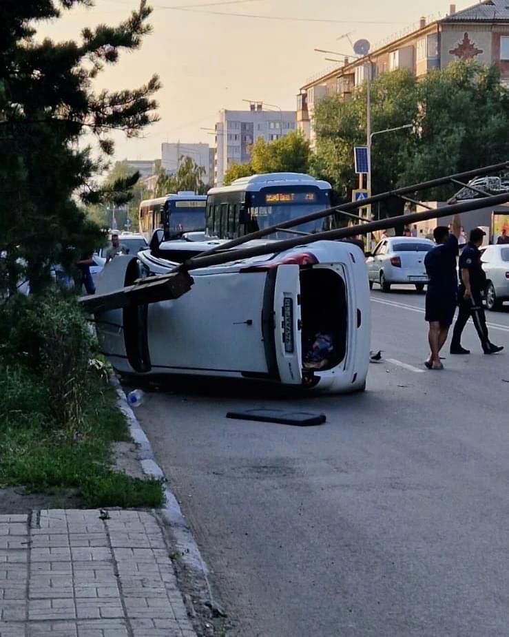 Машина врезалась в столб в Петропавловске