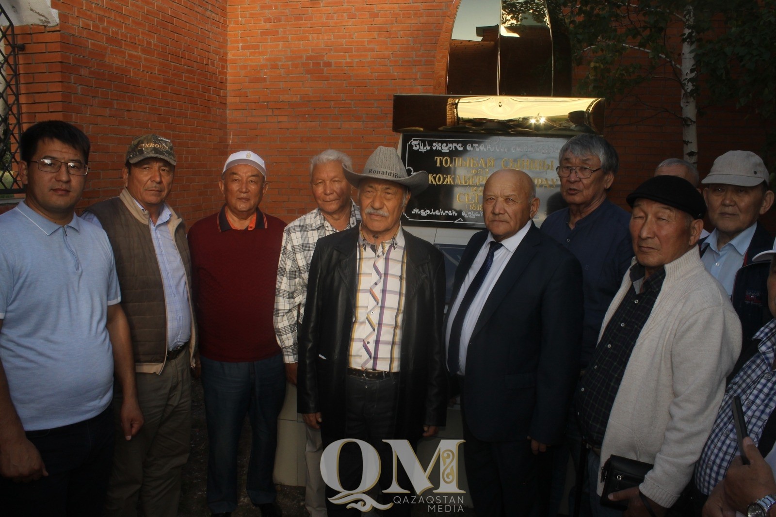 Белгілі қоғам қайраткерлері Қожаберген жыраудың мазарына барып дұға оқытты