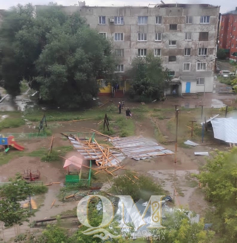 Ураган и град: крышу многоэтажки снесло ветром в селе СКО