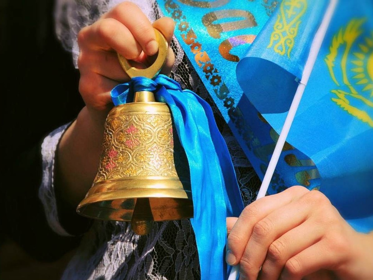 Когда будет звенеть последний звонок в школах Казахстана - 25 или 31 мая