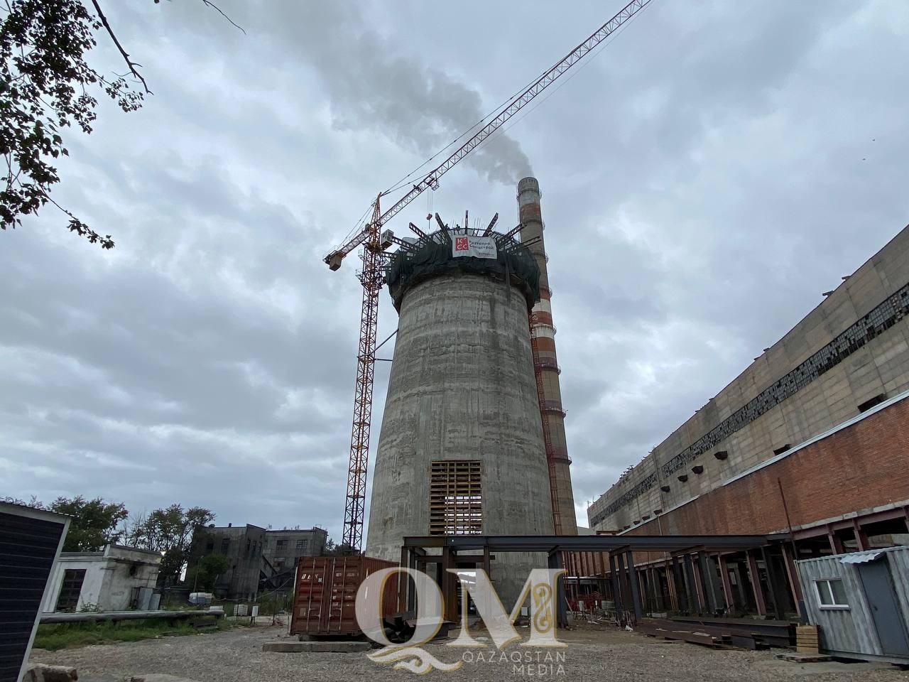 Петропавлда мамандар қисайған мұржаны бөлшектеуге кірісті