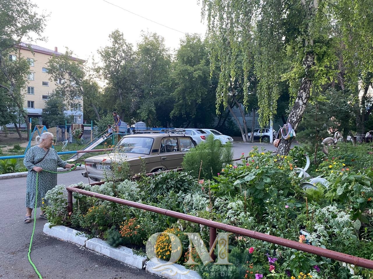 Цветочный рай создают в своём дворе жители Петропавловска