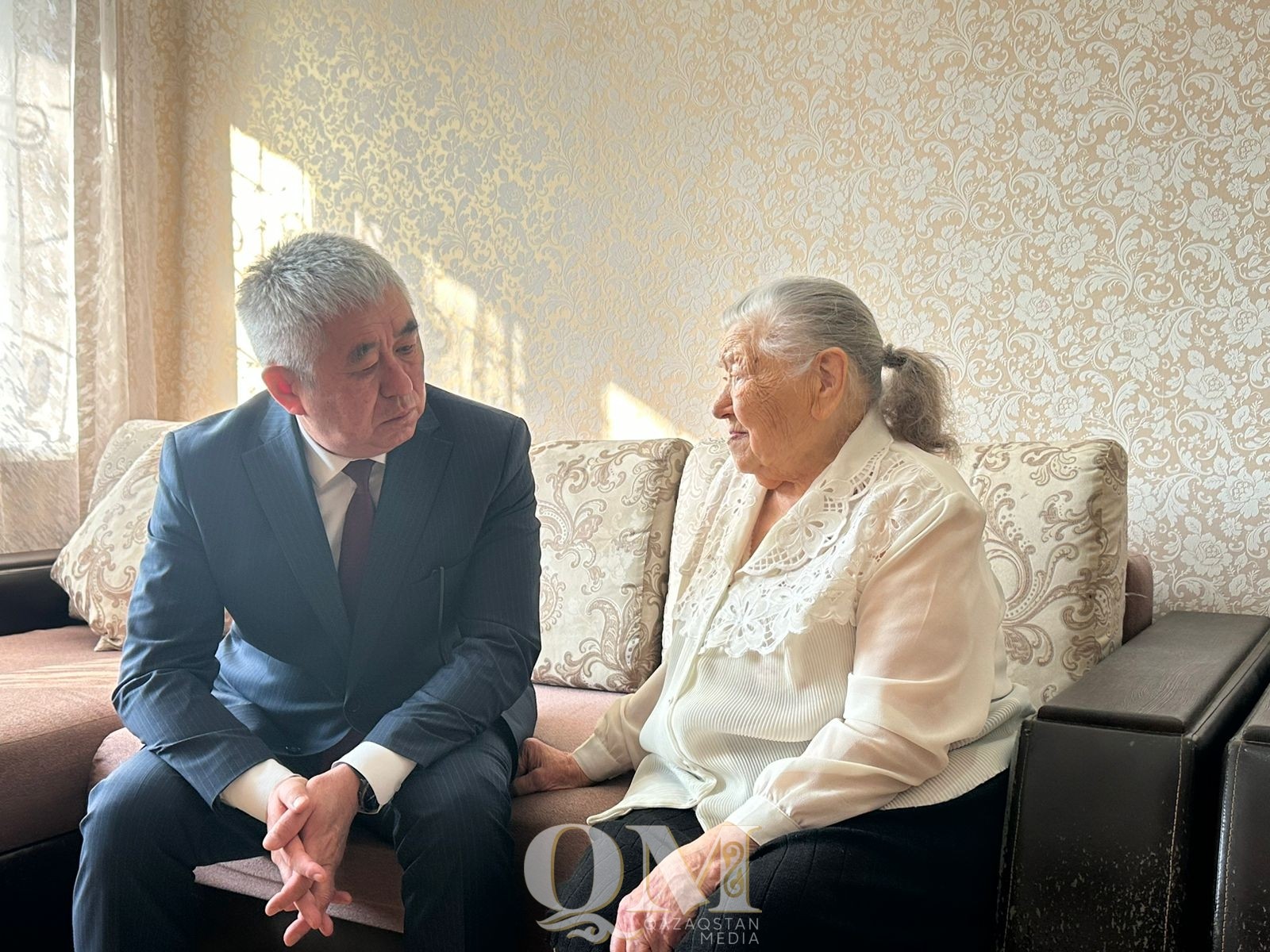 Аким Петропавловска поздравил труженицу тыла с вековым юбилеем