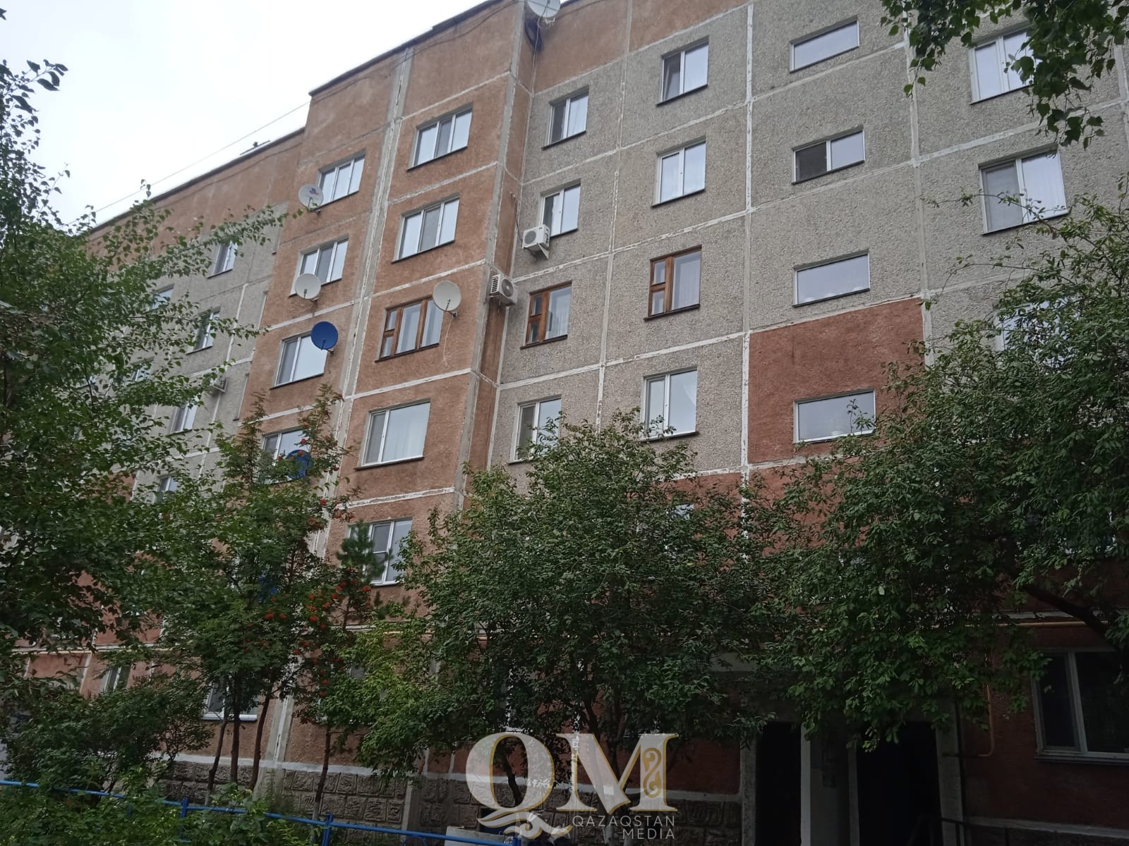 «Загорелся электрощиток»: жильцы петропавловской многоэтажки из-за непогоды остались без света