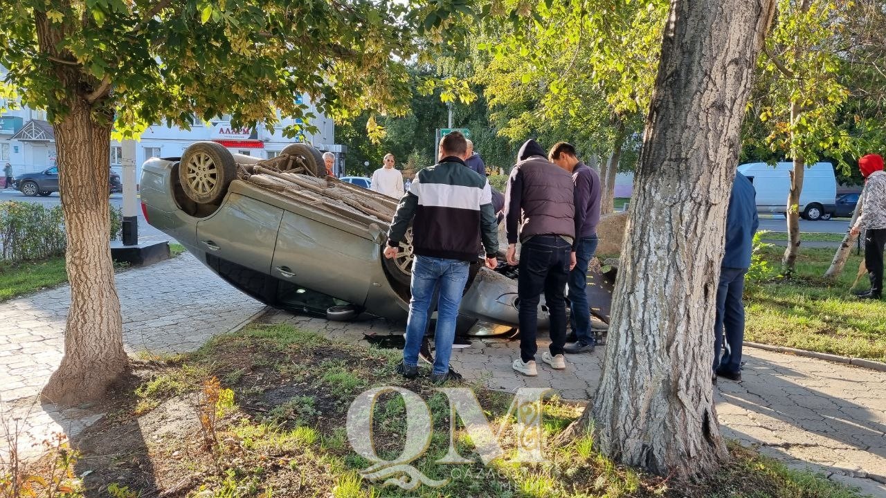 Петропавлда полицей мінген автокөлік аударылып қалды