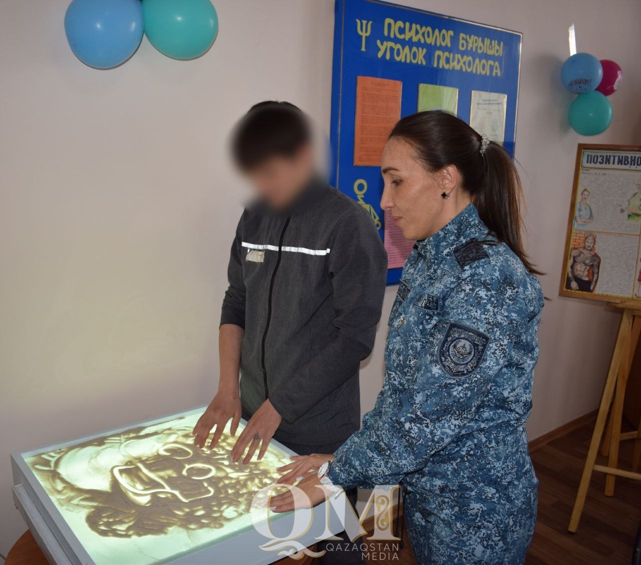 СҚО-да жазасын өтеушілер құммен сурет салуға арналған үстелді жасап шығарды