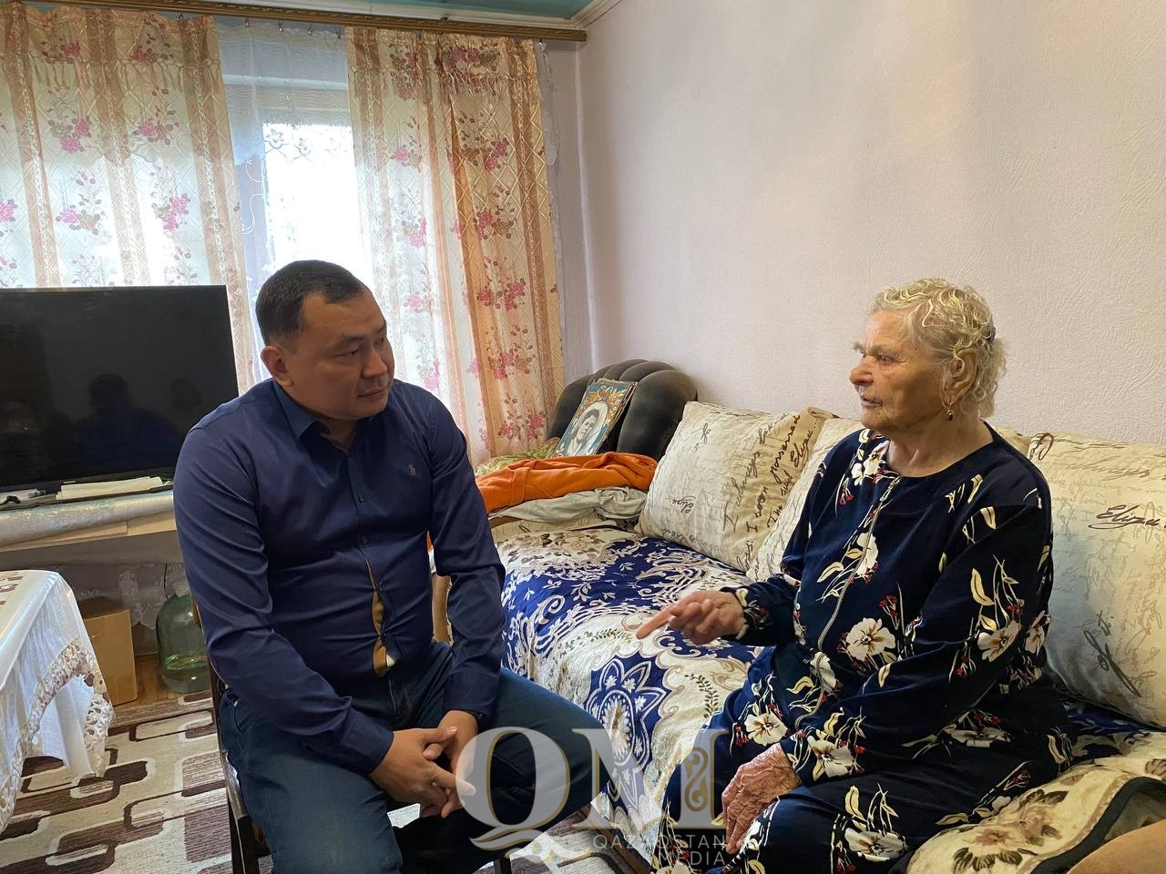 Аким Кызылжарского района поздравил долгожителей