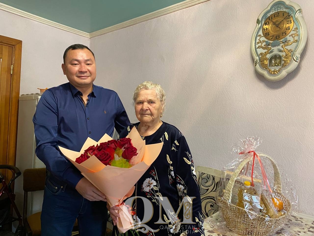 Аким Кызылжарского района поздравил долгожителей