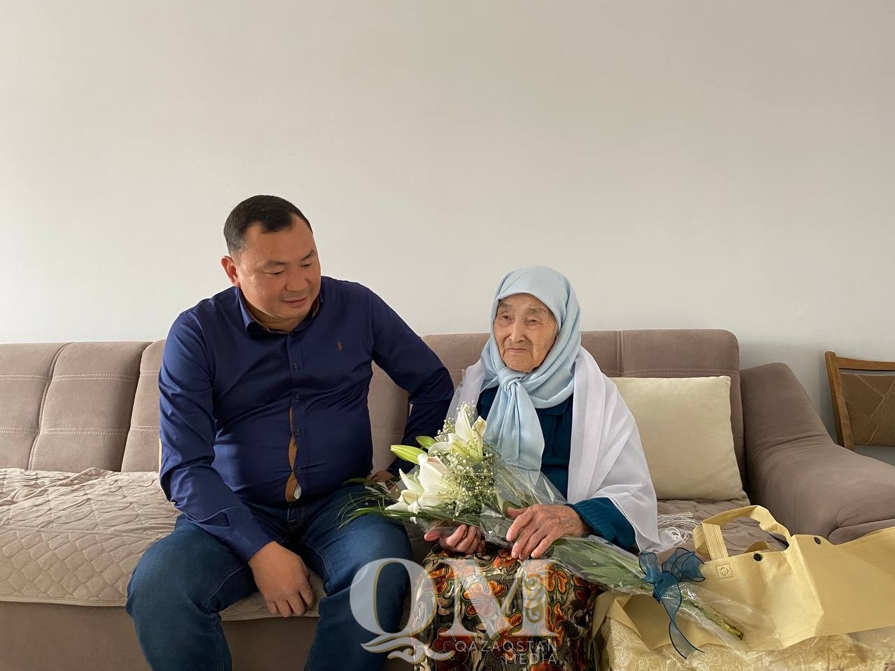 Аким Кызылжарского района поздравил долгожителей