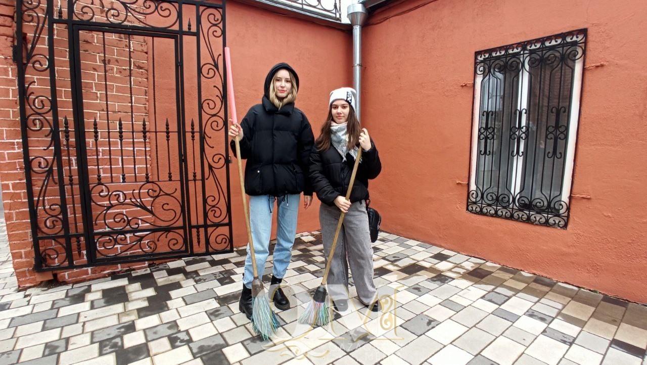 Петропавловская молодежь наводит чистоту на историко-культурных объектах города