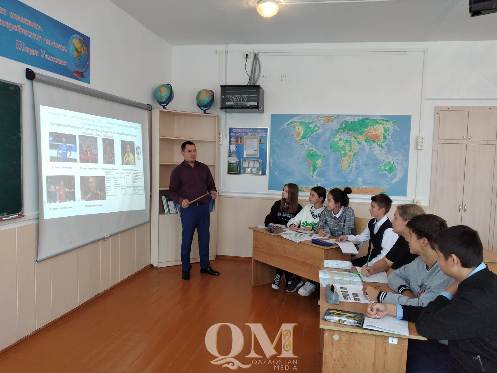 Учитель из СКО совместил изучение географии с футболом