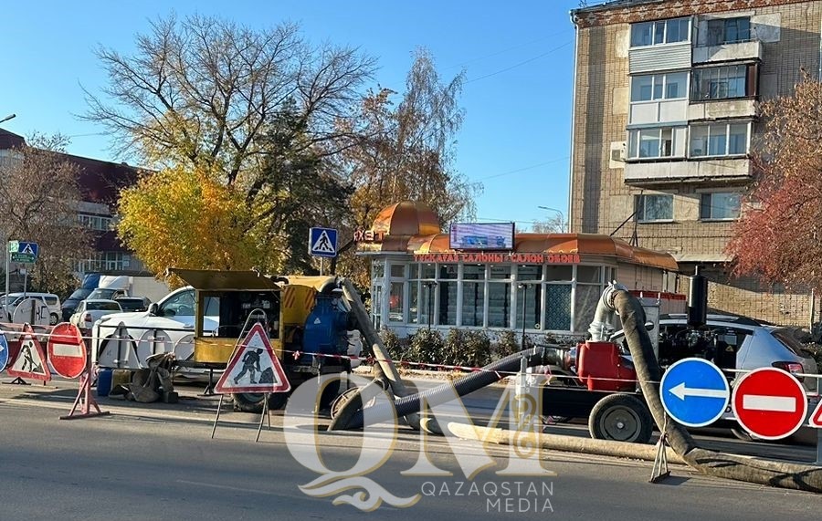 «В скором времени вода уйдет»: в Петропавловске остается подтопленной городская улица