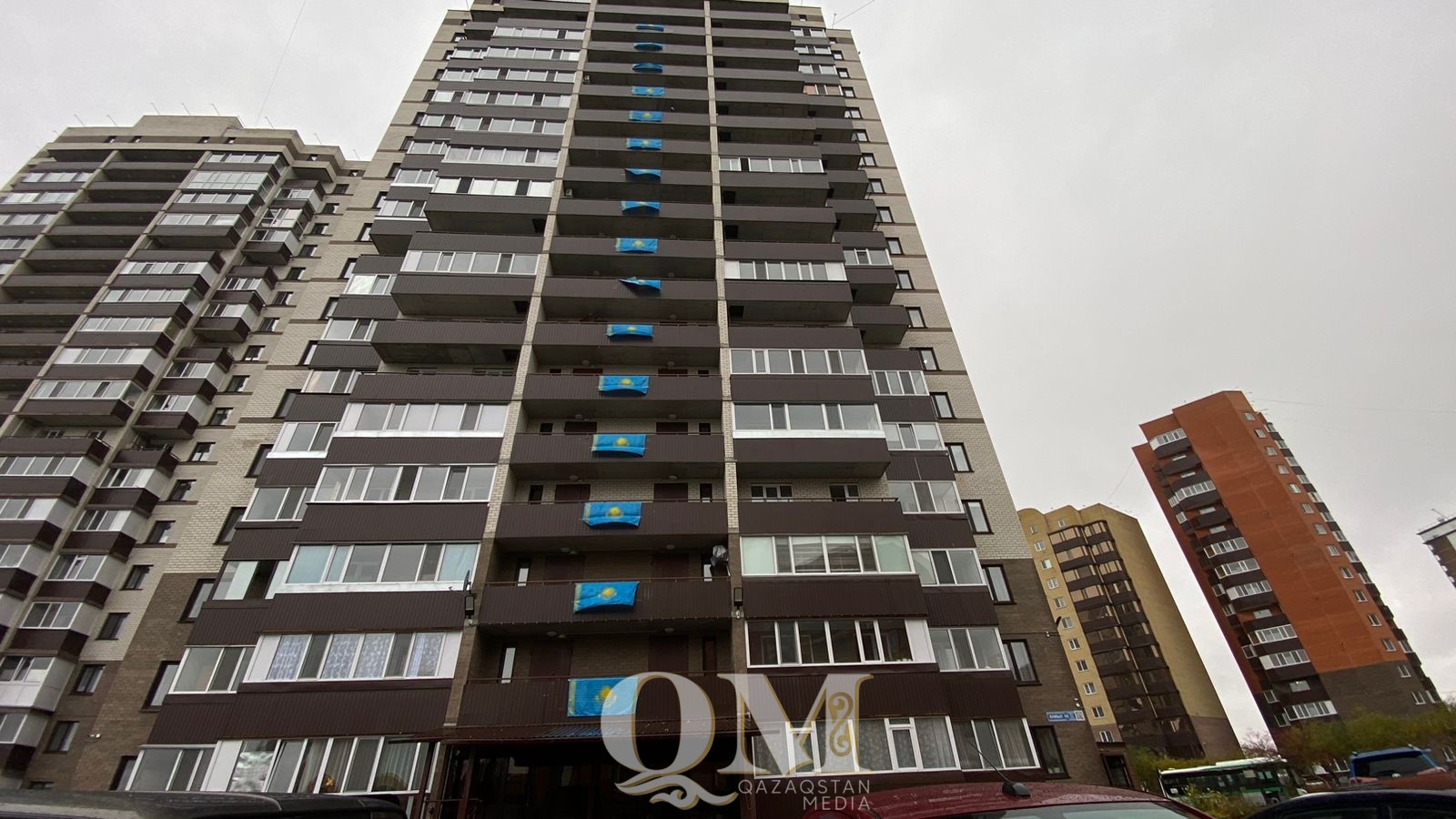 Молодежь Петропавловска вывесила флаги Казахстана на городской высотке