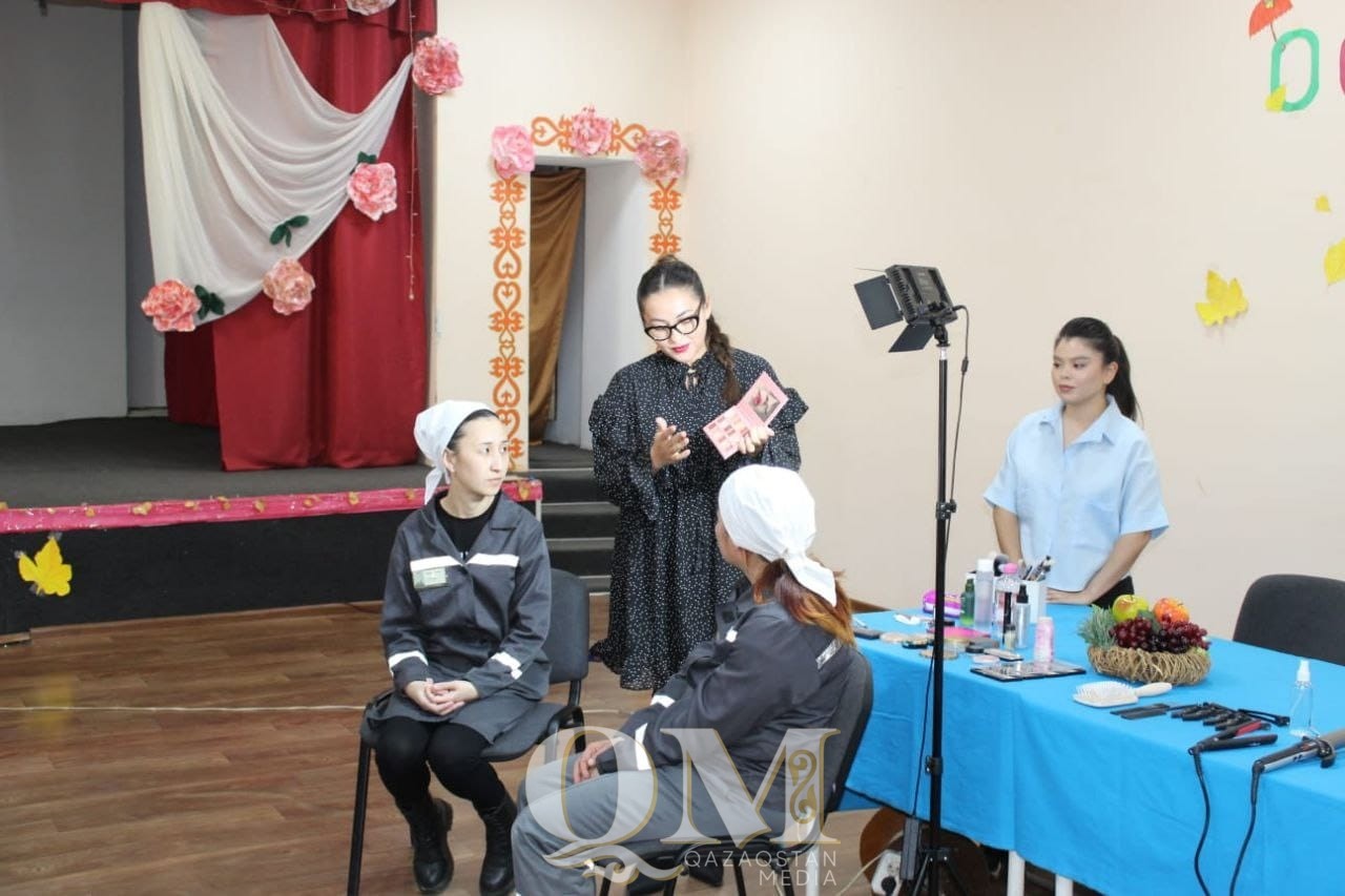 Красота в заключении: в женской колонии Петропавловска провели мастер-класс по макияжу