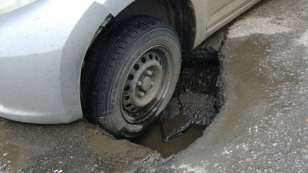 На 1,6 млн тенге чуть не оштрафовали «Коммунхоз» за яму на дороге в Петропавловске