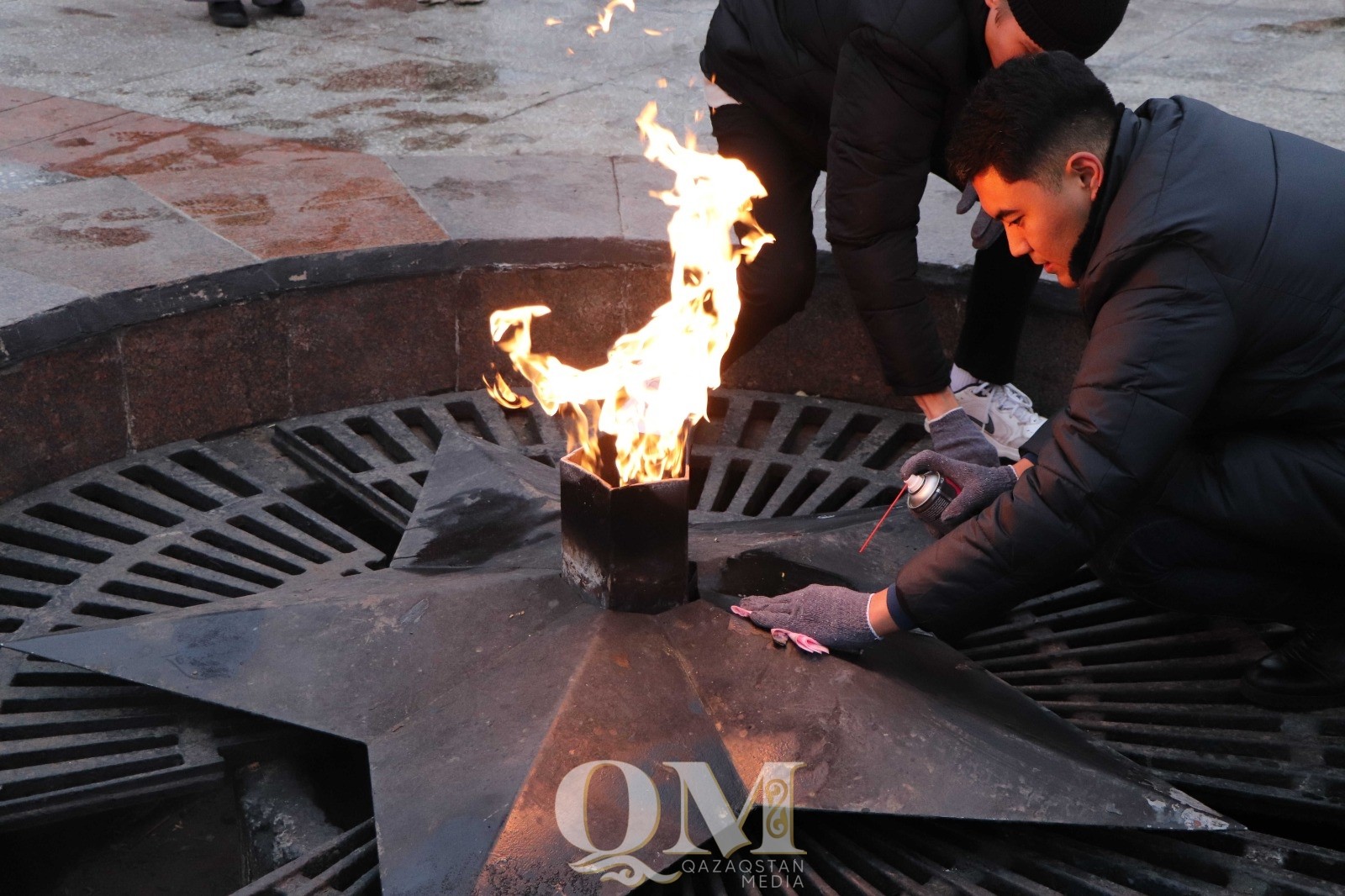 Волонтеры сделали генеральную уборку на мемориале «Вечный огонь» в Петропавловске