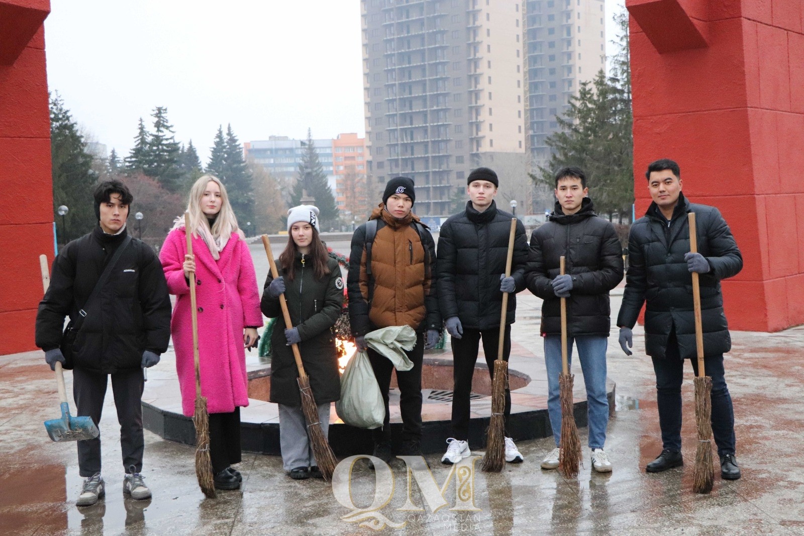 Волонтеры сделали генеральную уборку на мемориале «Вечный огонь» в Петропавловске 