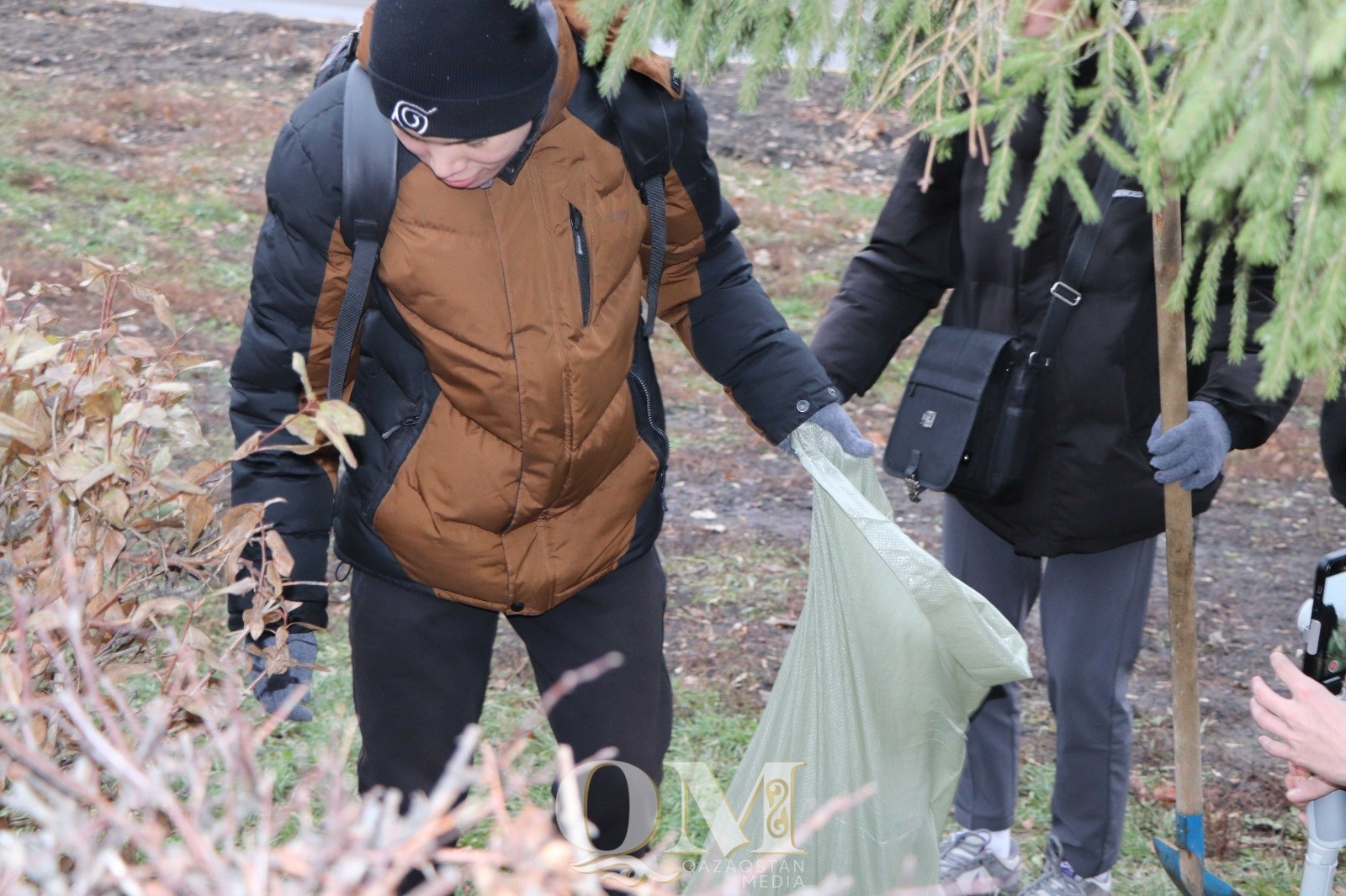 Волонтеры сделали генеральную уборку на мемориале «Вечный огонь» в Петропавловске 