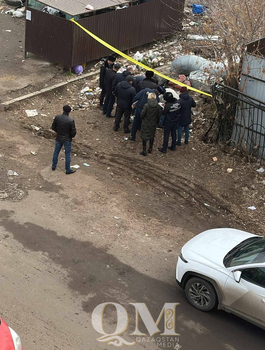 Труп мужчины обнаружили жители Петропавловска во дворе многоэтажки