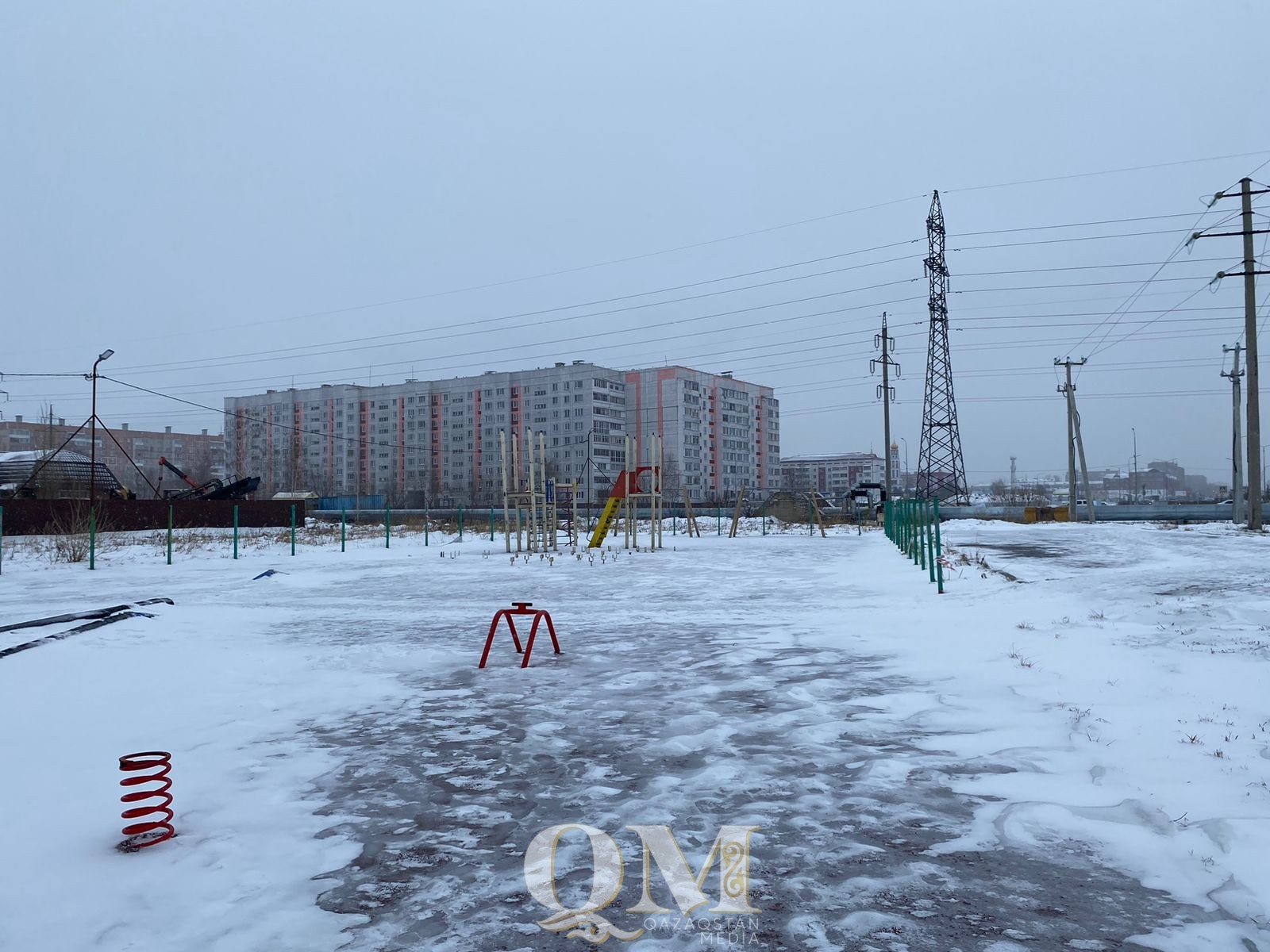 Аварийную детскую площадку заканчивают ремонтировать в Петропавловске