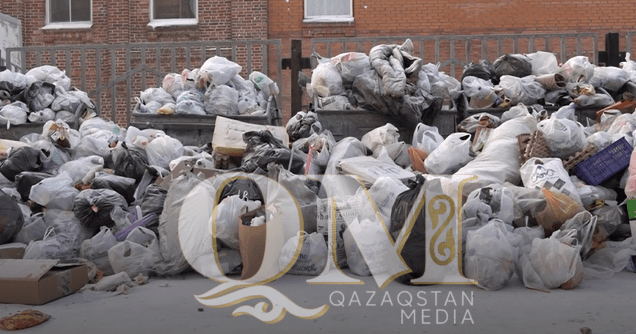 Всему виной мороз: дворы Петропавловска утопают в бытовом мусоре