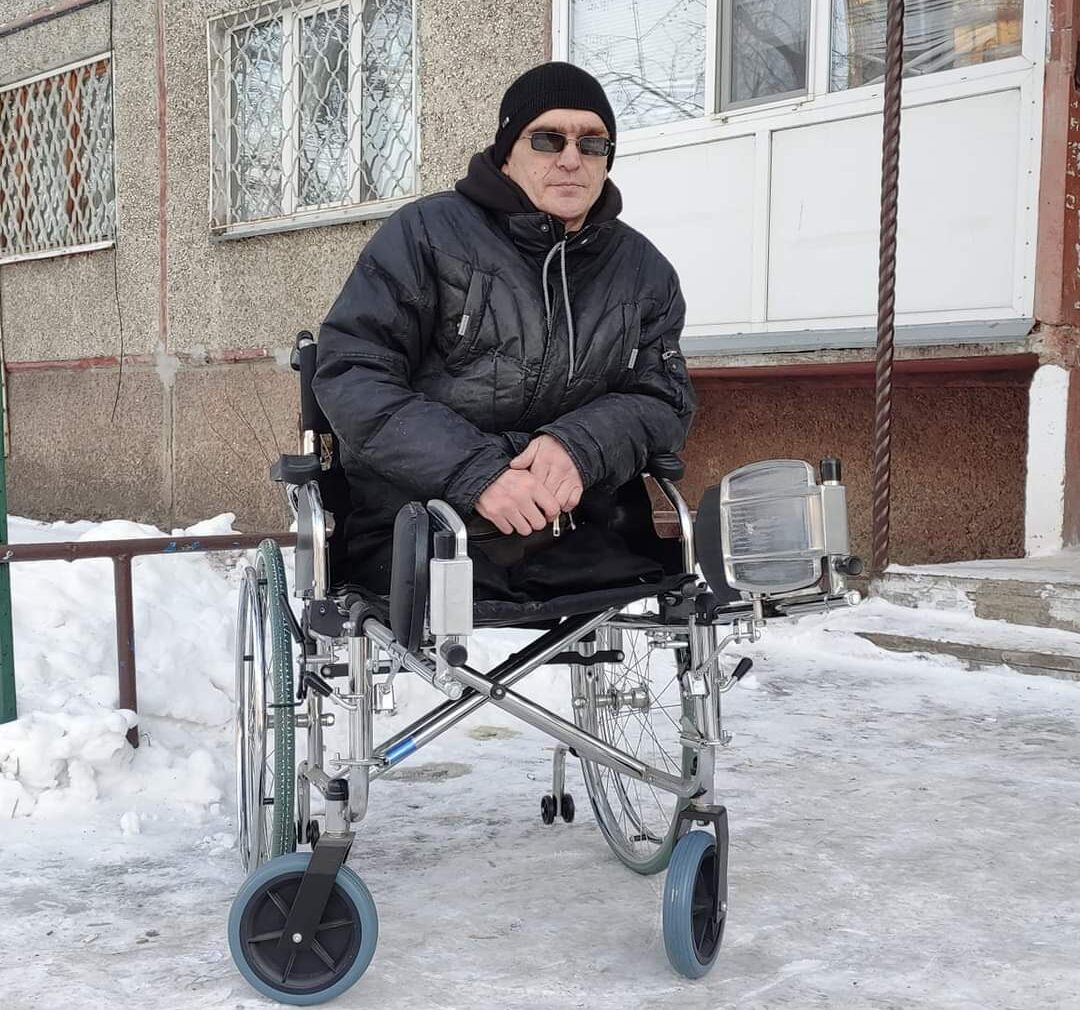 Инвалид-колясочник из Петропавловска делает деревянные изделия и помогает другим