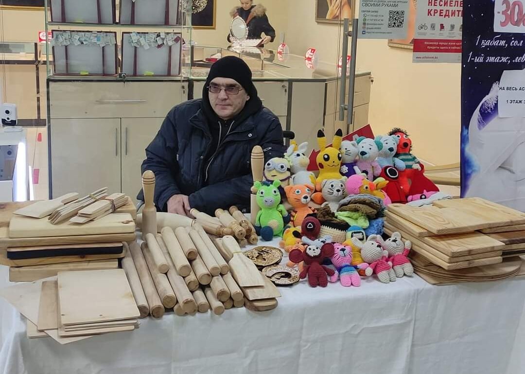 Инвалид-колясочник из Петропавловска делает деревянные изделия и помогает другим