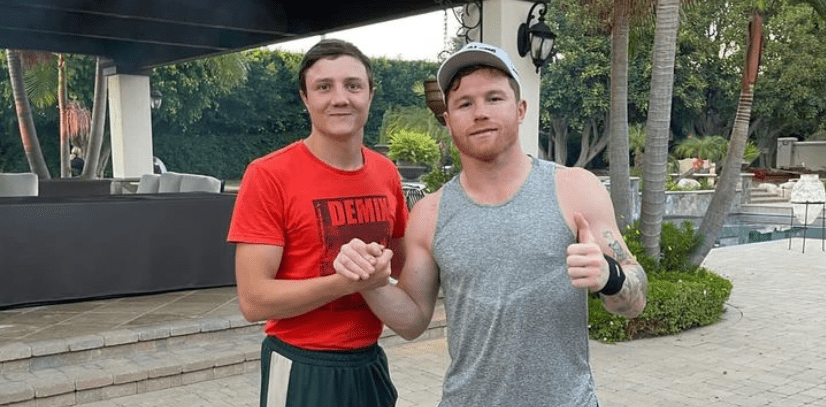 Перчатки Канело выставил на аукцион боксер из Петропавловска